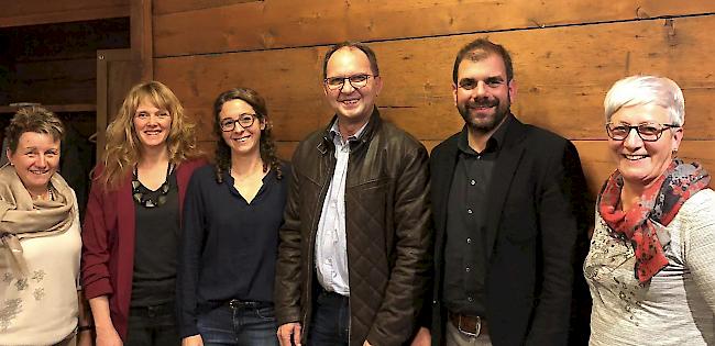 Rudolf Pesc, Adjunkt kantonales Amt für Rhonewasserbau (Mitte), Astrid Hutter (rechts aussen), Judith Kalbermatter (links aussen), Gemeinderätinnen Steg-Hohtenn und Vorstand CVP Steg-Hohtenn.