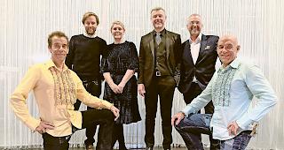 &laquo;Oropax&raquo; zur seitlichen Zierde. Thomas Martins, Nicolas Steiner, Silvia Aeschbach, Christoph Meyer, Patrick Rohr und Volker Martins (von links) gestalteten das Programm der diesj&auml;hrigen Baloise-Night.Foto mengis media