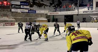 Bully zwischen dem EHC Saastal und Franches Montagnes am Samstagabend.