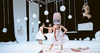 Es wird gestorben. Eine skurrile Szenerie, die dem Tod den Schrecken nimmt, zeigte die Tanz-Compagnie Tabea Martin. Foto mengis media/Alain Amherd