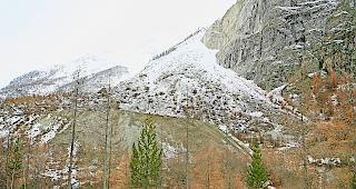 K&uuml;nstlicher Berg. Innerhalb weniger Jahre ist am Fuss des Felssturzes in Randa ein stattlicher &laquo;Ersatzberg&raquo; aus Erdreich aufget&uuml;rmt worden. Foto mengis media