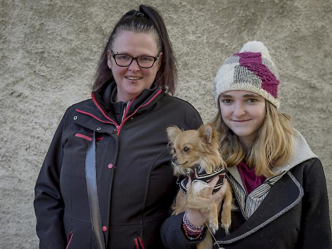 Margrit (48) und Jasmine (16) Zimmermann mit Ayline, Niederernen. 