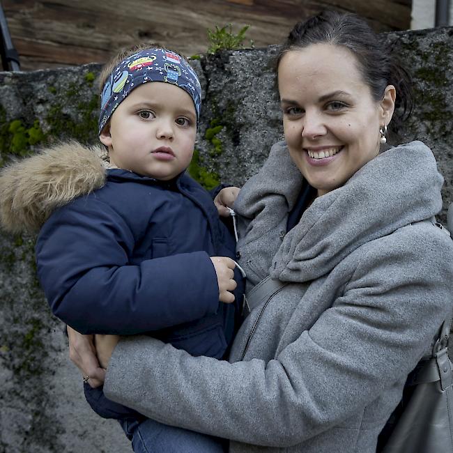 Matteo (3) und Claudine (34) Ruppen, Naters. 