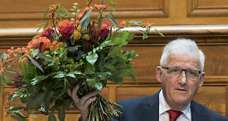 Hans St&ouml;ckli freut sich &uuml;ber seine Wahl zum St&auml;nderatspr&auml;sidenten, am ersten TAg der 51. Legislatur der Eidgen&ouml;ssischen R&auml;te.