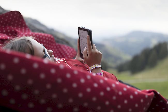 Ein Mädchen liest ein E-Book. Gründe für den Importrückgang von Büchern und Zeitschriften sieht die Zollverwaltung in veränderten Lesegewohnheiten, dem Aufkommen von E-Books und Online-Publikationen.