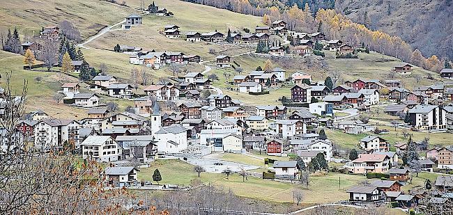 Aus der Traum? In den Schattenbergen erhält das geplante Altersheimprojekt mit dem dafür  vorgesehenen Standort Unterbäch (Bild) einen Dämpfer.