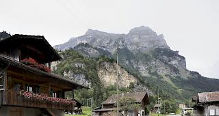 Unterhalb der Felsen befindet sich das Munitionsdepot. Mit tonnenweise funktionstüchtigem Sprengstoff.