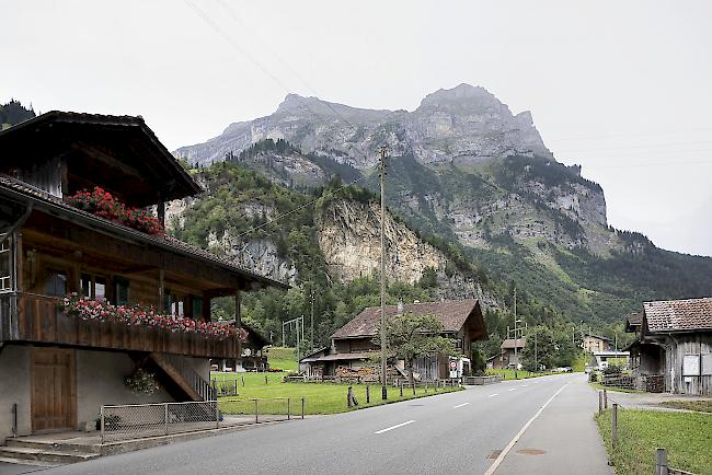 Unterhalb der Felsen befindet sich das Munitionsdepot. Mit tonnenweise funktionstüchtigem Sprengstoff.