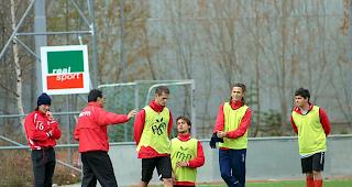 Tiefer Fall. Sanel Kuljic (kniend) spielte in der Saison 2006/07 f&uuml;r Sitten. Die Wiener Staatsanwaltschaft hat den bereits vorbestraften Ex-Fussballer nun wegen Handels mit Kokain angeklagt. (Archivbild)