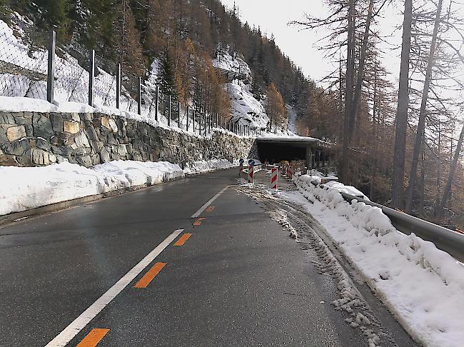 <b>Bauarbeiten.</b> Die Hangbrücke Rothwald auf der Simplon Nordseite wird seit Anfang März umfassend instand gesetzt.