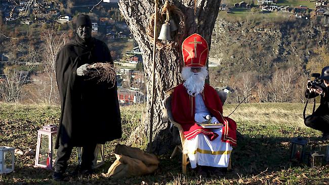 <b>Nikolausläuten.</b> Das Highlight erwartete die Schüler am Schluss der Nikolaus und das Schmutzli warteten auf Sie.