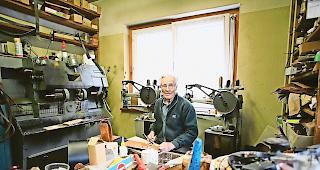 Unerm&uuml;dlich. Schuhmacher Abgottspon trifft man immer noch jeden Tag in seiner Werkstatt in Stalden an.Foto mengis media