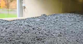 Wohin damit? Getrockneter Kl&auml;rschlamm bei der ARA Briglina in Gamsen &ndash; in einem Monat kommen hier 185 Tonnen zusammen.