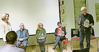 Herzlich. Ursula Dellberg, Initiatorin &laquo;D&rsquo;Nischa&raquo;, Hausarzt Roman Kuonen, Entwicklungspsychologin Pasquale Perrig-Chiello, Psycho&shy;therapeutin Elsbeth Kalbermatter und Reinhold Schnyder, Pr&auml;sident &laquo;D&rsquo;Nischa&raquo; (von links), im Schloss Leuk: Blumen verdient.