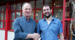 Beat Imhof (links) &uuml;bergibt den Walliser Braunviehzuchtverband an Heinz Jossi.