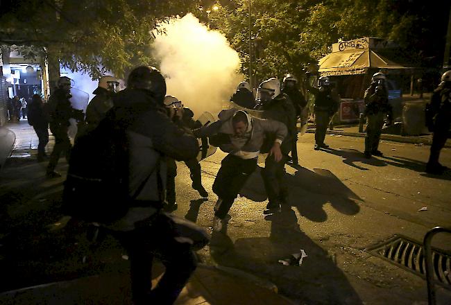 Polizeiaktionen in der Nacht auf Samstag im Zentrum von Athen.