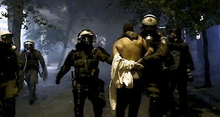 Ein Demonstrant wird nach Zusammenst&ouml;ssen w&auml;hrend einer Demonstration zum elften Jahrestag der Ermordung des Teenagers Alexis Grigoropoulos im Zentrum von Athen festgenommen.