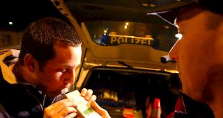 Eine Atem-Alkoholprobe fiel beim Unfallfahrer positiv aus. (Symbolbild)