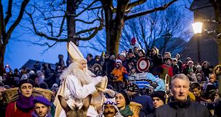 Auf dem Esel durch die Strassen von Freiburg. Allj&auml;hrlich am 1. Dezemberwochenende versammeln sich tausende Leute, wenn der St. Nikolaus Lebkuchen an die Kinder verteilt. (Archivbild)