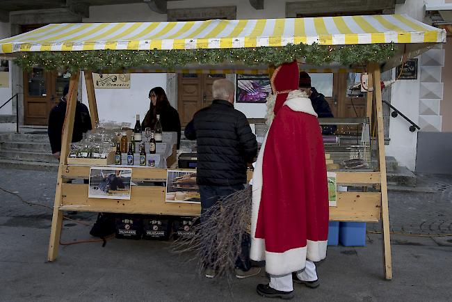 Auch der Nikolaus war zu Besuch am Visper Pürumärt.