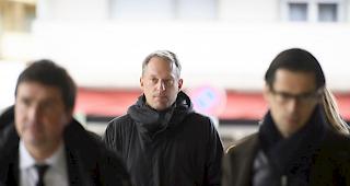 Der fr&uuml;here Tennisprofi Yves Allegro (mitte) steht heute in Siders vor Gericht.