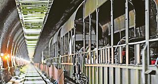 Sehr eng. Die Sicherheit im Tunnel wird grossgeschrieben. Hier Betrieb, dort Baustelle.Foto BLS