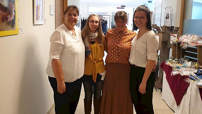 Roswitha Lehner, Isabelle Lötscher, Daniela Imboden und Noemi Salzgeber (von links) am Bazar des Hauses der Generationen St. Anna in Steg.