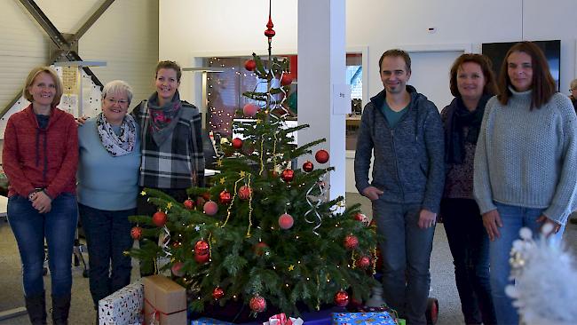 Der Vorstand der Frauen- und Müttergemeinschaft Saas-Grund spendete 6000 Franken an den Verein Unterschlupf.