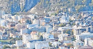 An zentraler Lage. 25 Einsprachen gegen die geplante  Swisscom-Antenne im Termer Kirchturm.Foto mengis media