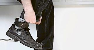 &Uuml;berwachung. Richter sollen k&uuml;nftig auch bei Zivilprozessen das Tragen einer elektronischen &shy;Fussfessel anordnen k&ouml;nnen. Foto keystone