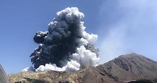 Nach dem Vulkanausbruch auf der neuseel&auml;ndischen Insel White Island k&ouml;nnen Retter die Leichen der Todesopfer wegen der gef&auml;hrlichen Bedingungen vor Ort weiterhin nicht bergen.