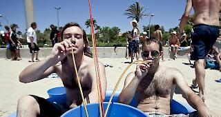 Zu viel Alkohol. Rund um die Schinkenstrasse am Ballermann will die Balearenregierung strengere Regeln einf&uuml;hren.