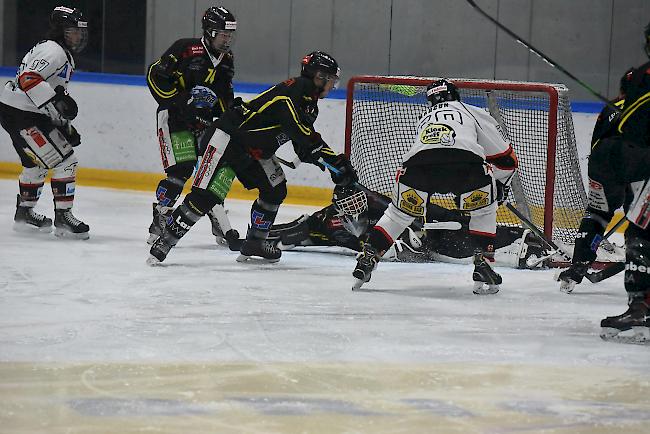 Adelboden sorgte vor allem in den ersten 40 Minuten für stete Gefahr in der Defensive des EHC Saastal mit Goalie Dominic Plaschy.