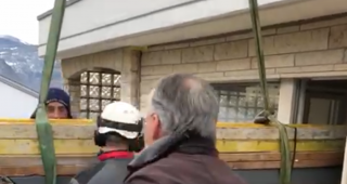 Flugtechnische Massarbeit mit dem Segen der Briger Stadtpolizei.