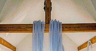 Tosend. Ventilatoren versorgen die Lufth&uuml;llen kontinuierlich mit Luft. Ein fragiles &Ouml;kosystem.