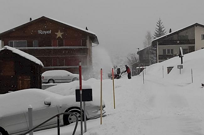 In Randa wird eifrig Schnee geräumt.