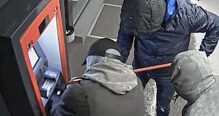 Drei Unbekannte haben in der Nacht auf Freitag in Leytron einen Bancomaten aufgebrochen. Sie konnten unerkannt fl&uuml;chten. Die Polizei hat ein Fahndungsfoto ver&ouml;ffentlicht.