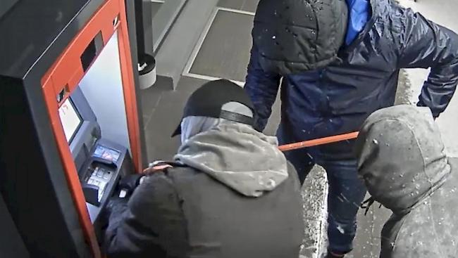 Drei Unbekannte haben in der Nacht auf Freitag in Leytron einen Bancomaten aufgebrochen. Sie konnten unerkannt flüchten. Die Polizei hat ein Fahndungsfoto veröffentlicht.