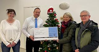 Die Raiffeisenbank Aletsch-Goms &uuml;berreichte den Check von 5000 Franken an die Stiftung "Nachbar in Not".