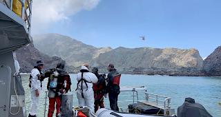 Rund um die Vulkaninsel White Island suchen Taucher das Gebiet immer noch nach m&ouml;glichen vermissten Personen ab. Neuseelands aktivster Vulkan war am Montag ausgebrochen. Insgesamt 16 Menschen starben.