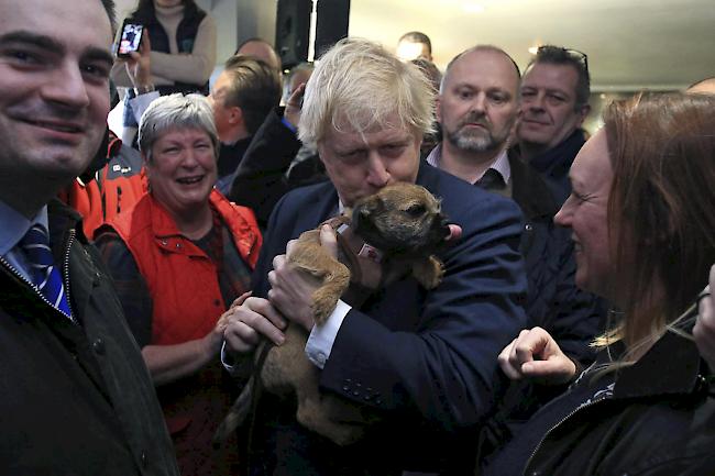 Nach einem rigoros geführten Wahlkampf und dem überraschend starken Wahlergebnis für seine Tories lässt sich Großbritanniens Premier Boris Johnson feiern.