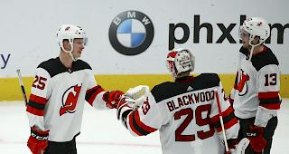 2:1 in Arizona. Nach zuletzt 7 Niederlagen gewannen die Devils mit dem Natischer Nico Hischier (rechts) endlich wieder.