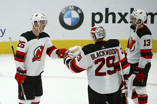 2:1 in Arizona. Nach zuletzt 7 Niederlagen gewannen die Devils mit dem Natischer Nico Hischier (rechts) endlich wieder.