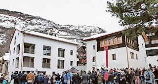 Treffpunkt f&uuml;r Jung und Alt. Das neue Dienstleistungszentrum im umgebauten Ritterhaus (rechts) sowie das Bistro 1218  im Neubau, wo einst das Erpenhaus stand (links), laden zum Verweilen ein.