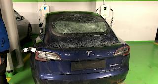 In einem Parkhaus in T&auml;sch besch&auml;digte ein 37-j&auml;hriger Deutscher am fr&uuml;hen Sonntagmorgen &uuml;ber 70 Fahrzeuge. 