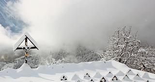 Schonend. Die einheitlichen Holzkreuze auf dem Albiner Friedhof sollen erhalten bleiben.Foto zvg