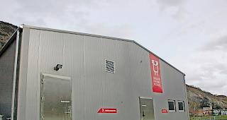 Geschlossene T&uuml;ren. Die Produktionshalle der Valais Prime Food AG in Niedergesteln. Das Konzept ging nicht auf.