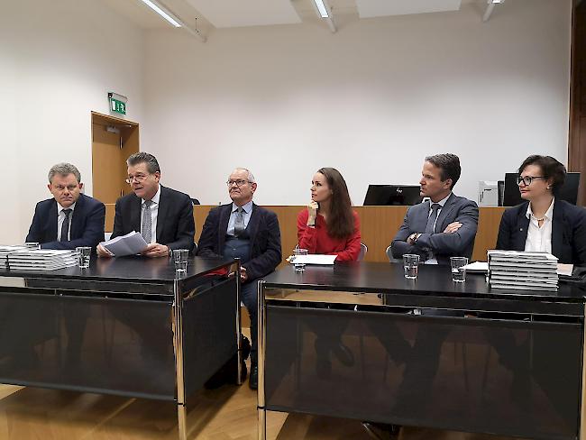 Die Autoren Jean-Henri Papilloud uns Sophia Cantinotti (Bildmitte) mit den Vorstandsmitgliedern der Walliser Bankenvereinigung Iwan Willisch, Pascal Perruchoud, Christophe Bonjour und Carmen Zenklusen. (v.l.)