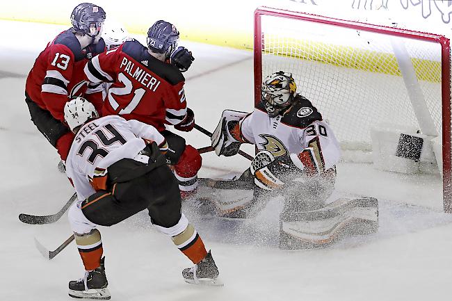 Sechster Saisontreffer. Nico Hischier (links) erzielte beim Heimspiel gegen die Anaheim Ducks das Tor zum zwischenzeitlichen 1:1.