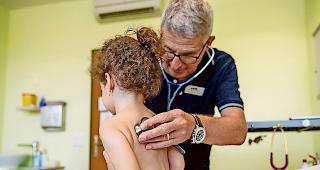 Krankenkassenpr&auml;mien. Der Kanton will vor allem Familien mit Kindern entlasten.Foto keystone